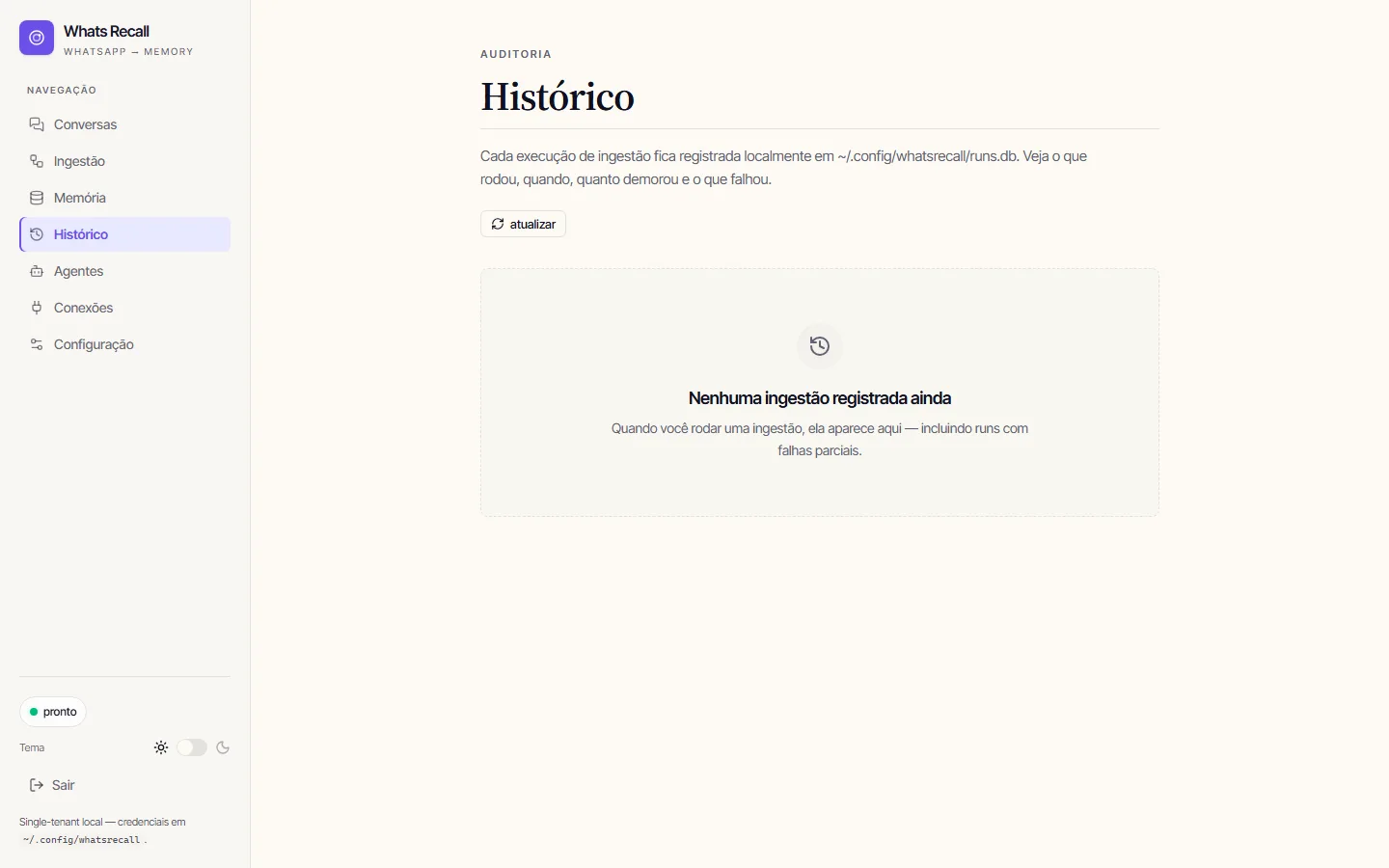 Página de histórico mostrando a auditoria de runs de ingestão em SQLite local, com expansão por run mostrando chats processados, status e métricas.
